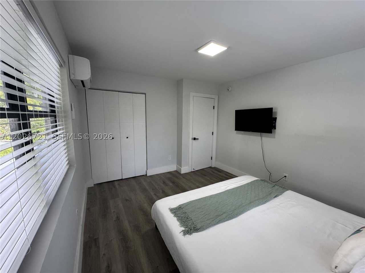584 Nw 30th St #3 - Photo 5 of 9