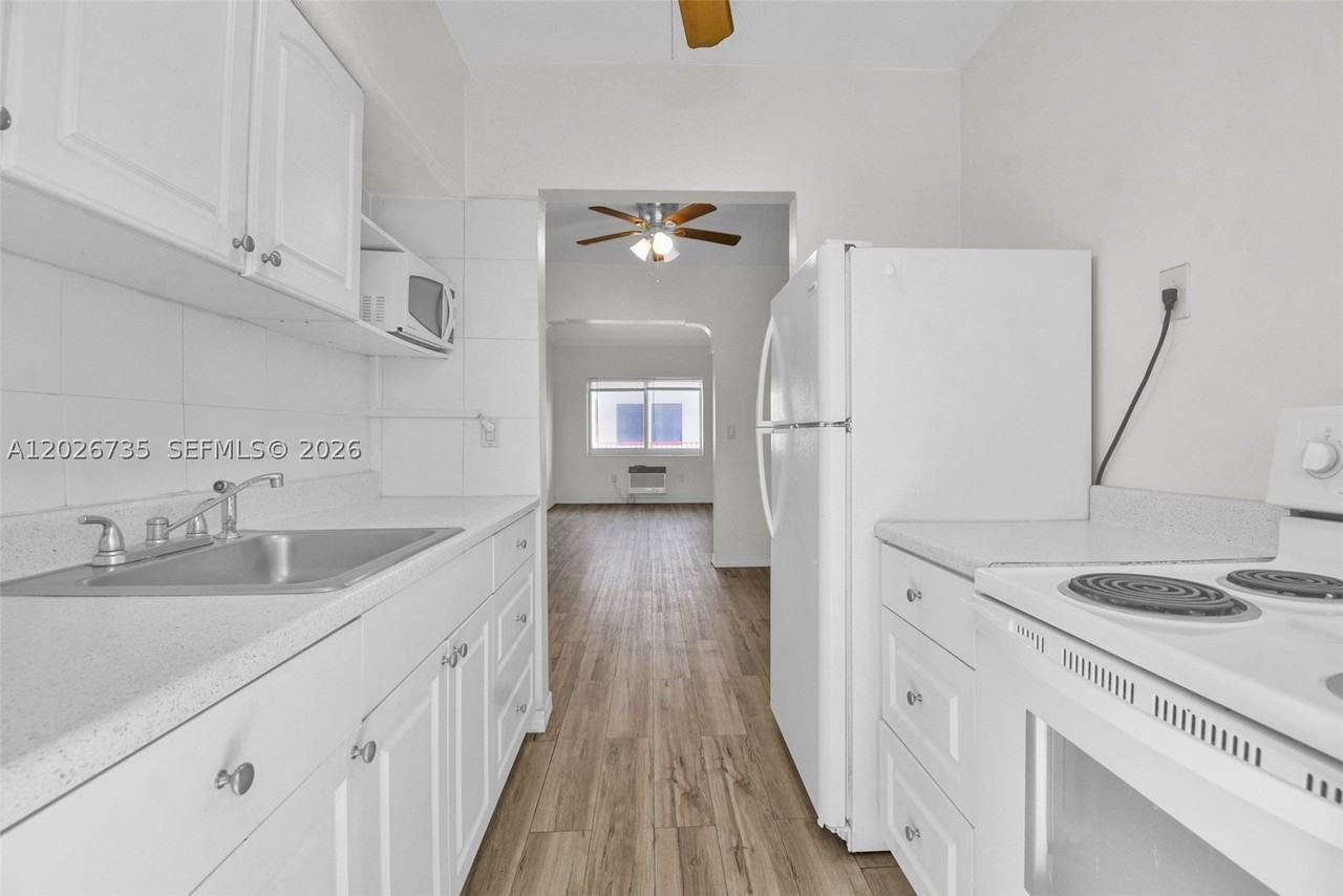 1135 Euclid Ave #202 - Photo 3 of 28
