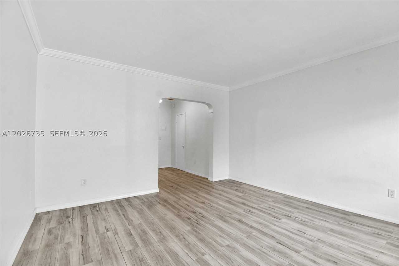1135 Euclid Ave #202 - Photo 6 of 28