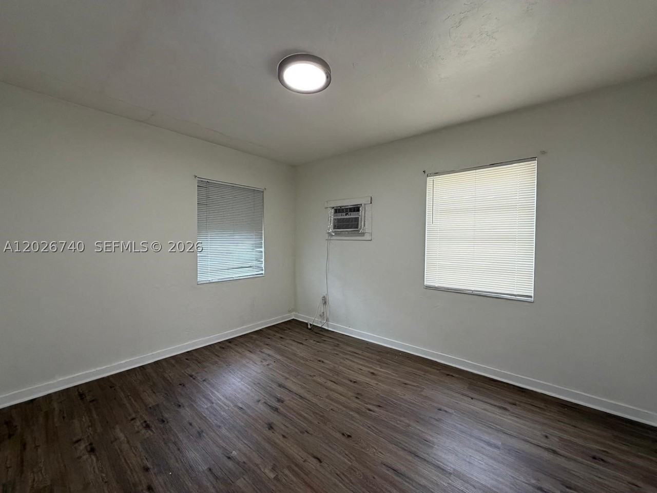 535 Sw 7th St #4 - Photo 3 of 11