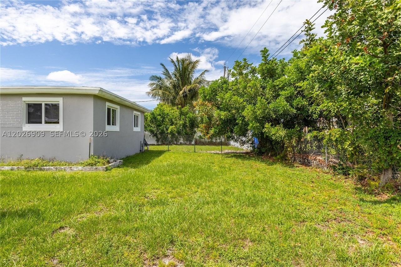 1870 Sw 42nd Ter #0 - Photo 6 of 34