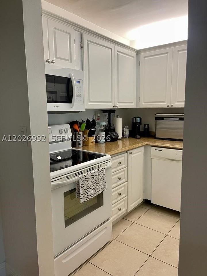 301 Racquet Club Rd #305 - Photo 5 of 38