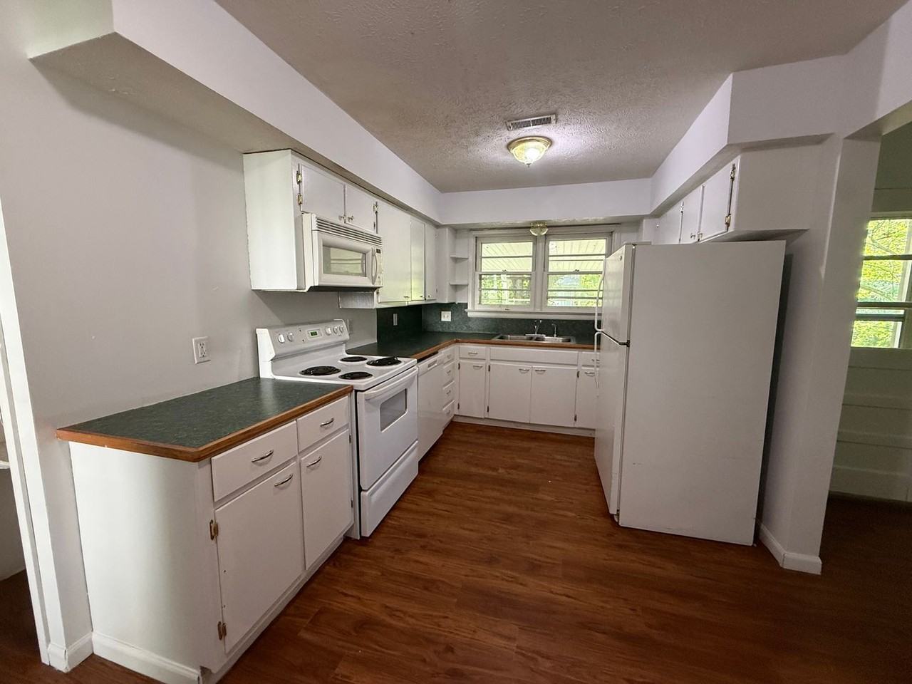 1439 S Pickwick Ave - Photo 4 of 10