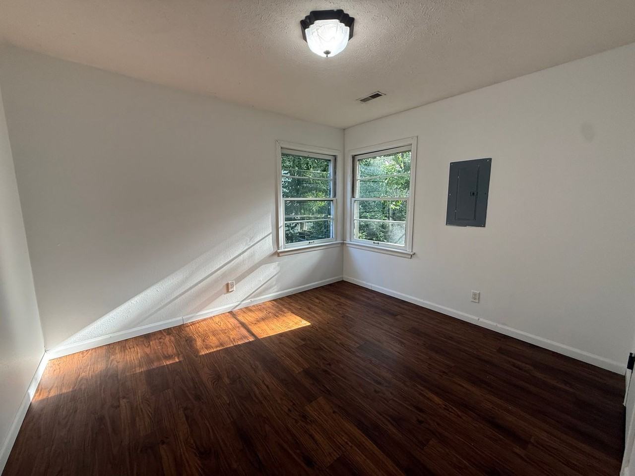 1439 S Pickwick Ave - Photo 6 of 10