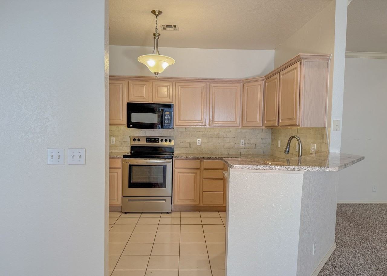 1928 Nw 157th St - Photo 6 of 31