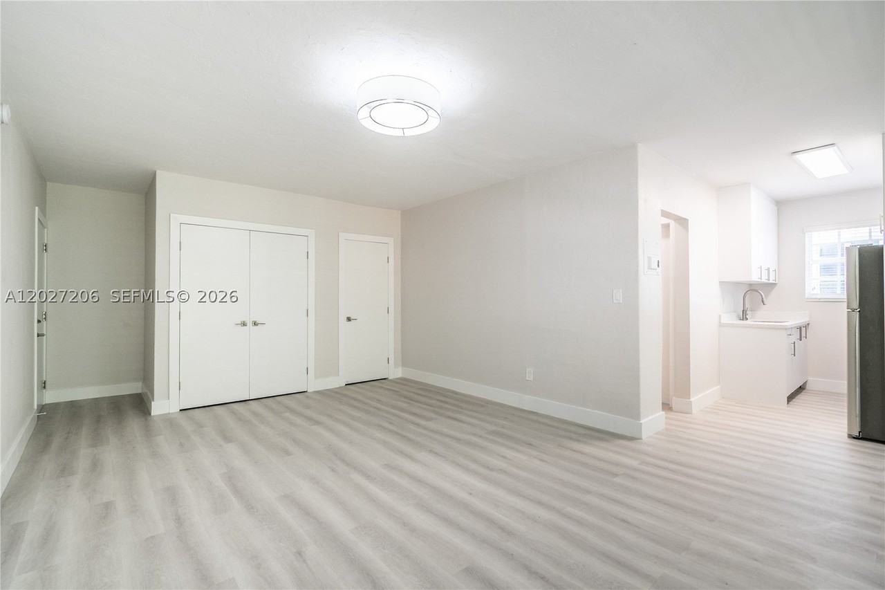 2418 Flamingo Dr #7 - Photo 4 of 14