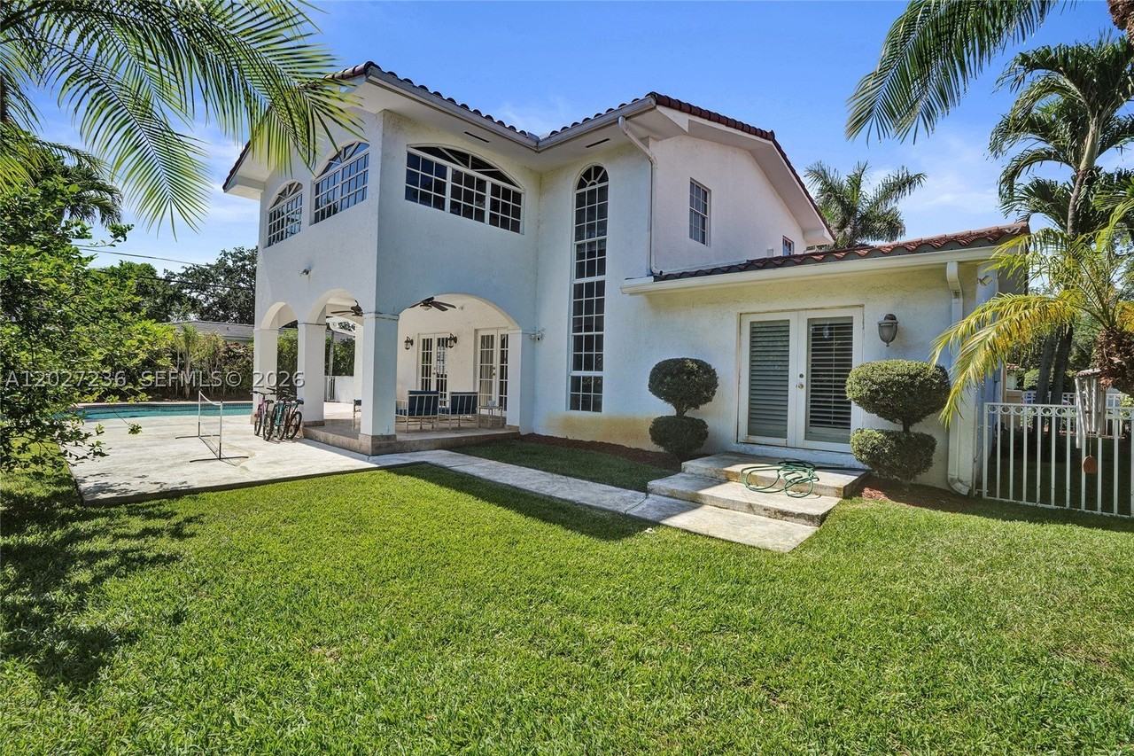 1534 Palancia Ave - Photo 4 of 50