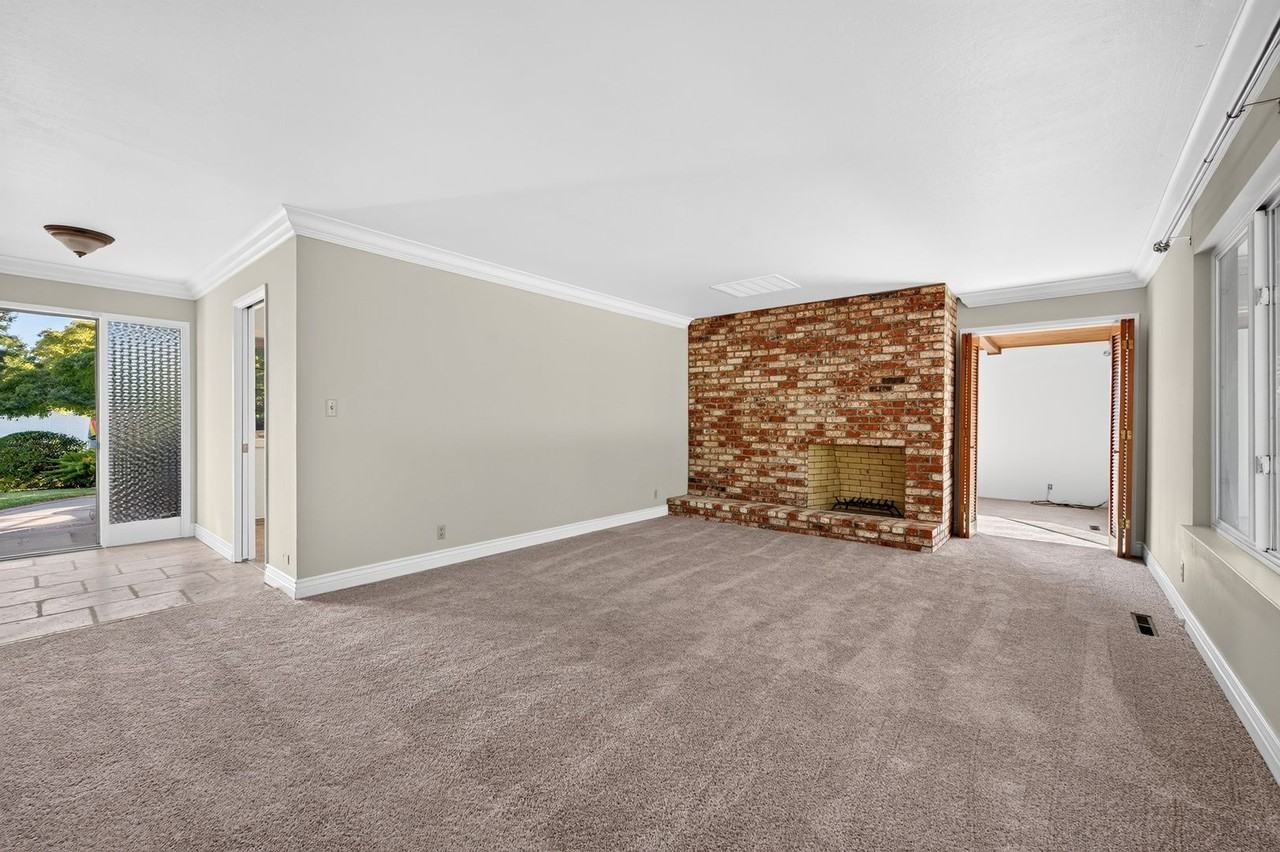 1214 Kilarney Ln - Photo 7 of 33