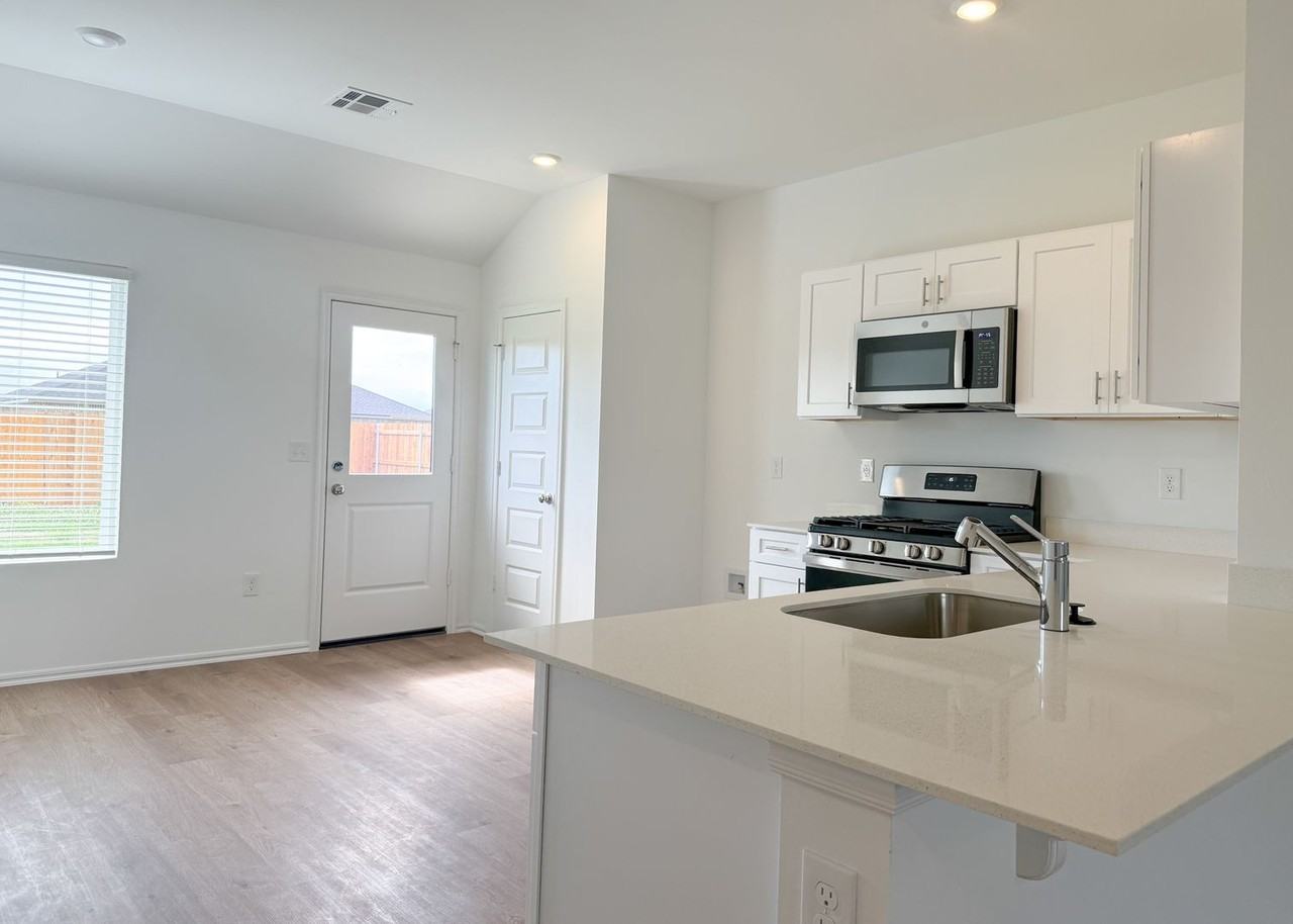 16208 Lovers Ln - Photo 2 of 24