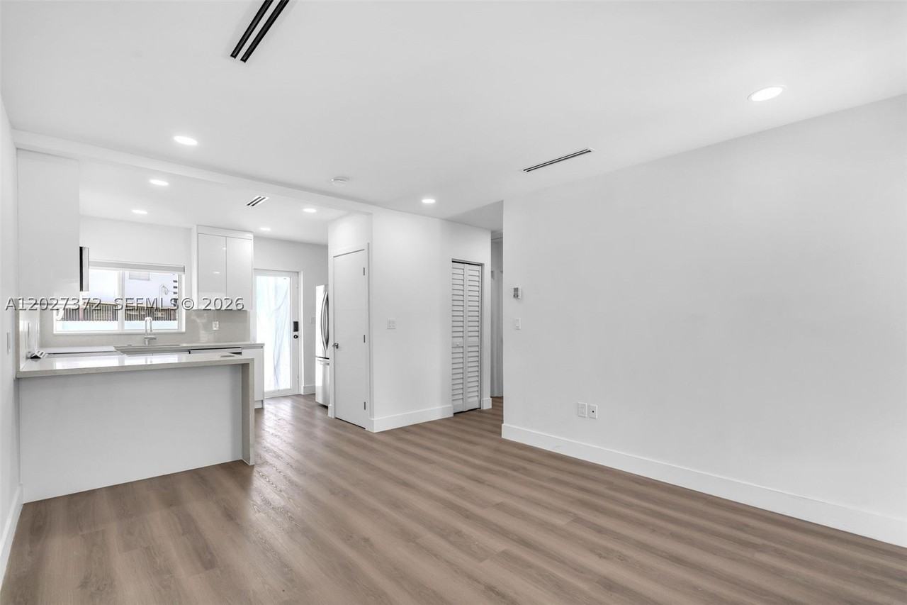 2814 Sw 26th St #2814 - Photo 4 of 16
