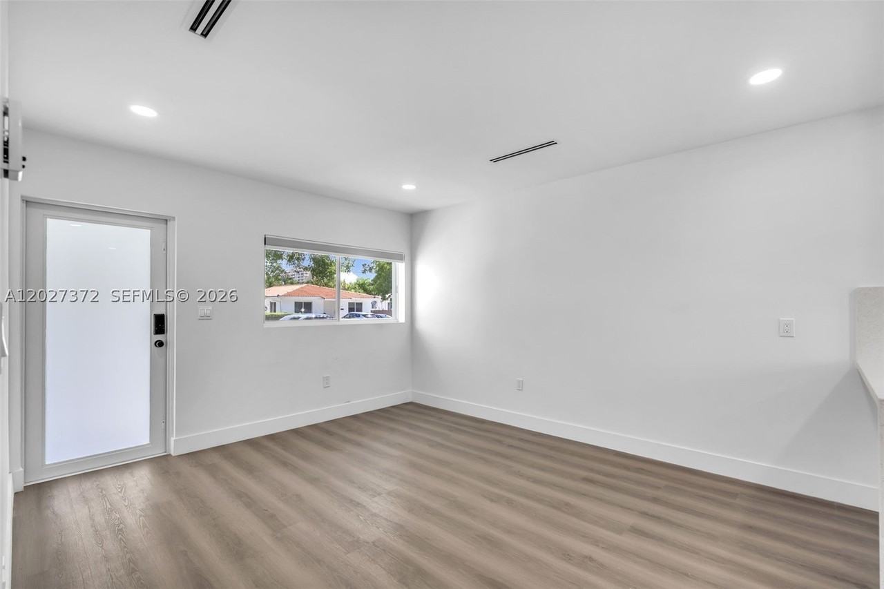 2814 Sw 26th St #2814 - Photo 5 of 16