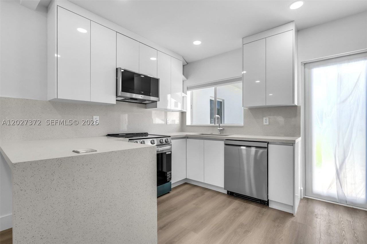 2814 Sw 26th St #2814 - Photo 7 of 16