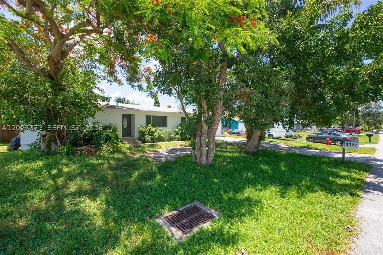 3327 Sapphire Rd - Photo 2 of 34