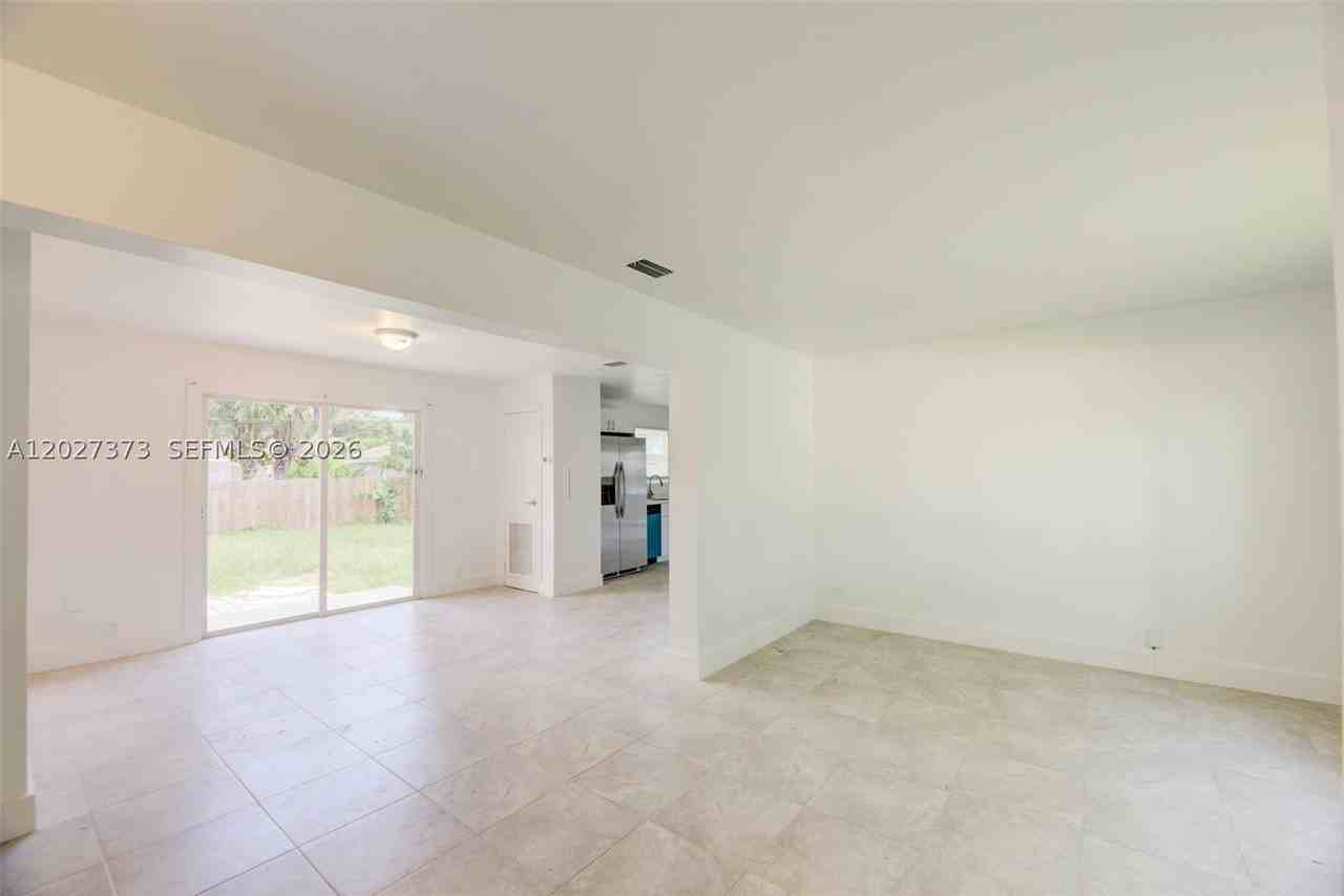 3327 Sapphire Rd - Photo 5 of 34