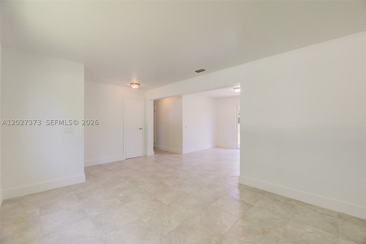 3327 Sapphire Rd - Photo 7 of 34