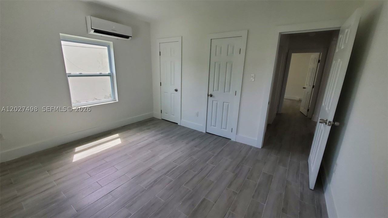 560 Nw 53rd St - Photo 5 of 12