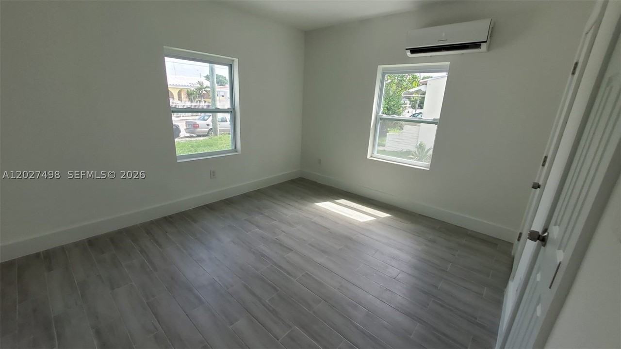 560 Nw 53rd St - Photo 6 of 12
