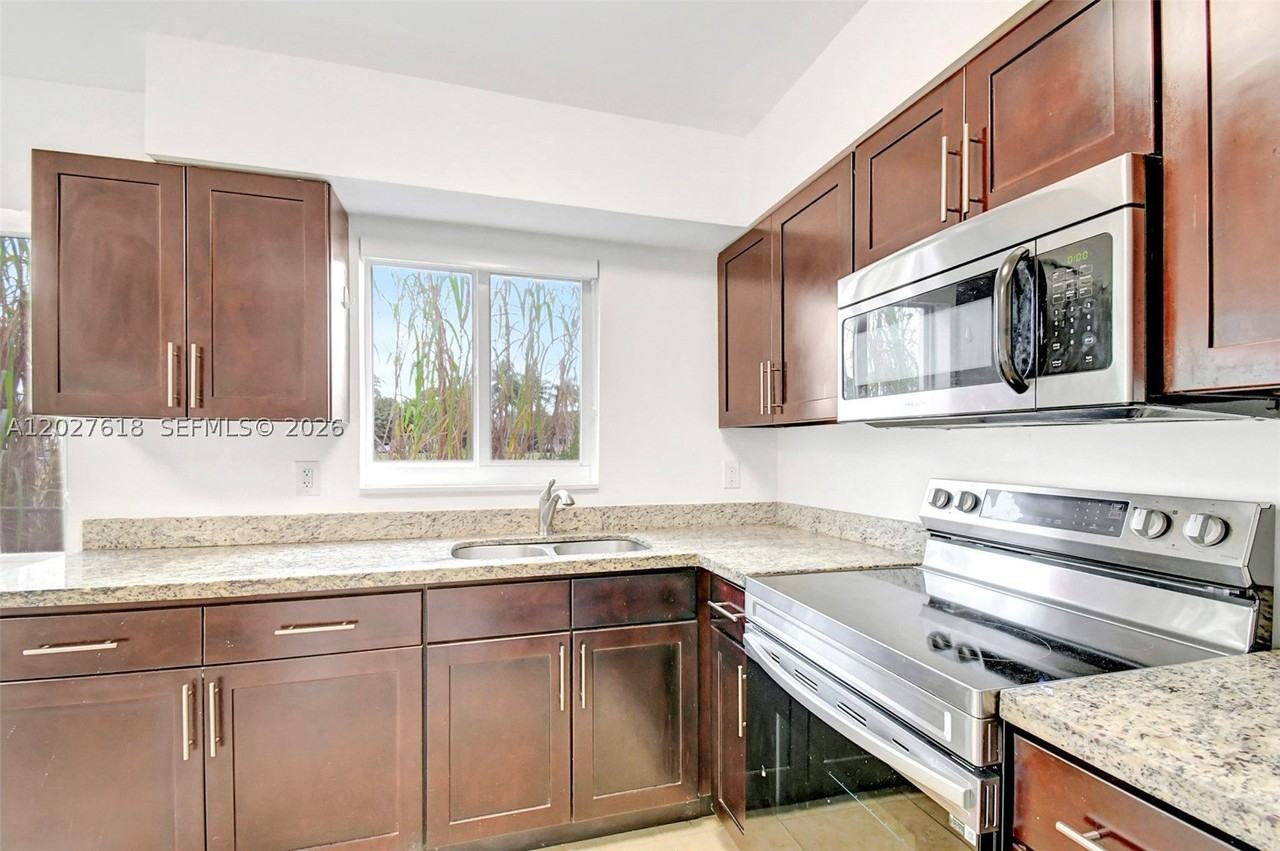 407 Se 9th Ct #1 - Photo 4 of 26