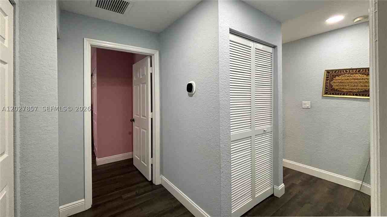 1962 Sw 60th Ave - Photo 7 of 31