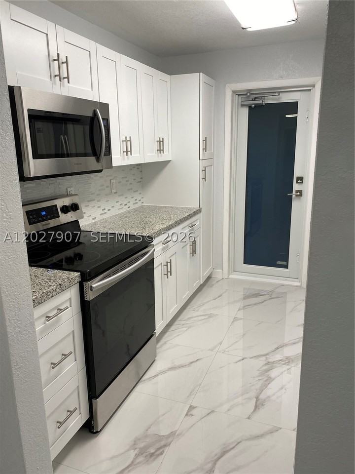 1030 9th St #204 - Photo 4 of 19