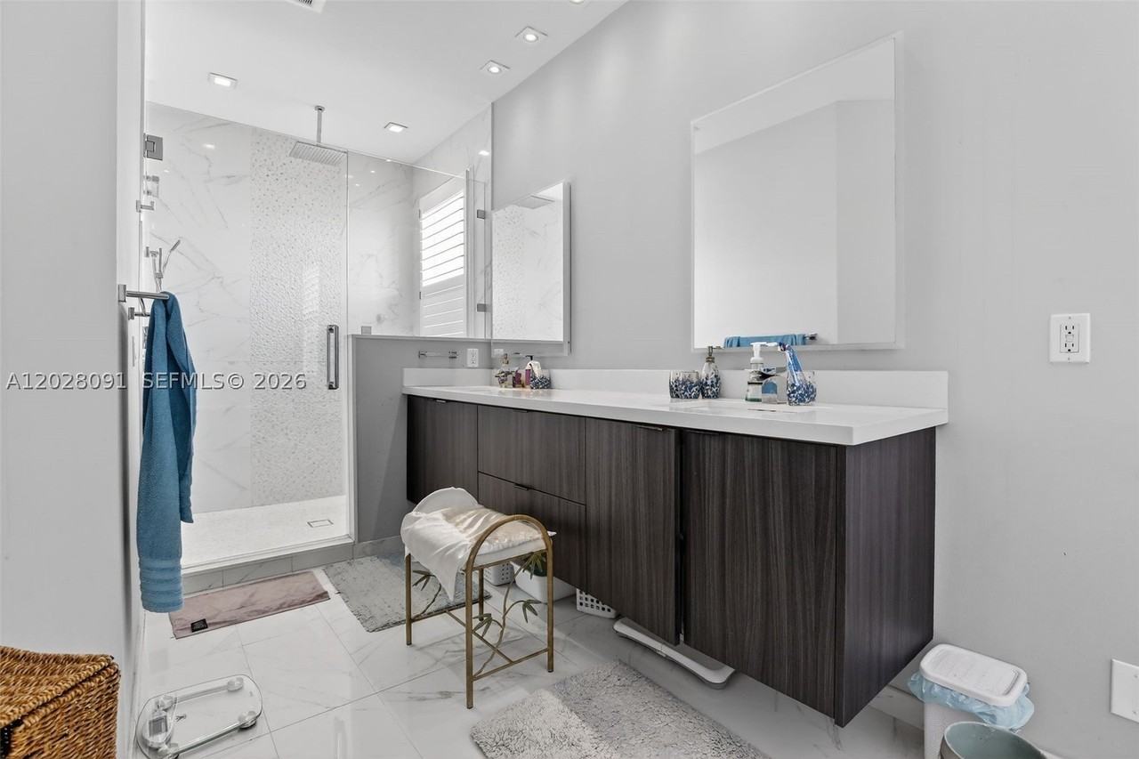 19018 Nw 23rd Pl - Photo 7 of 17