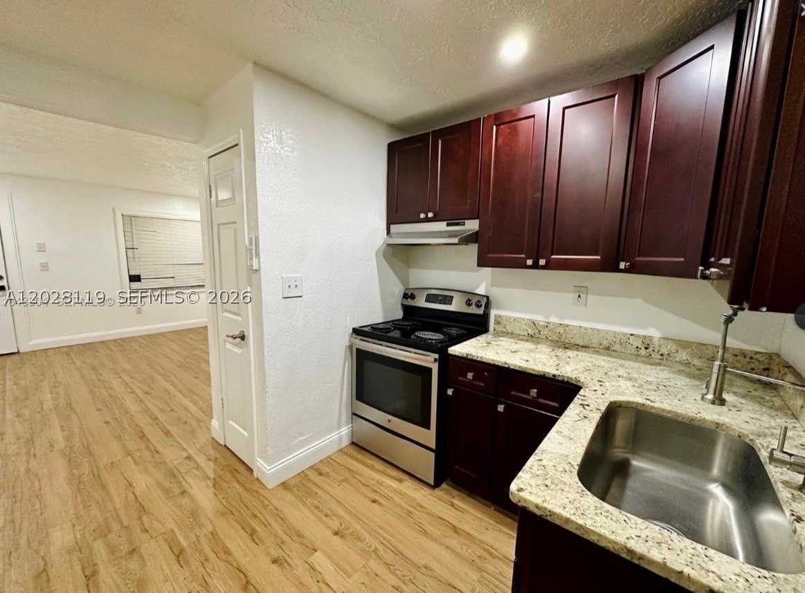 813 W Jefferson St #5 - Photo 3 of 5