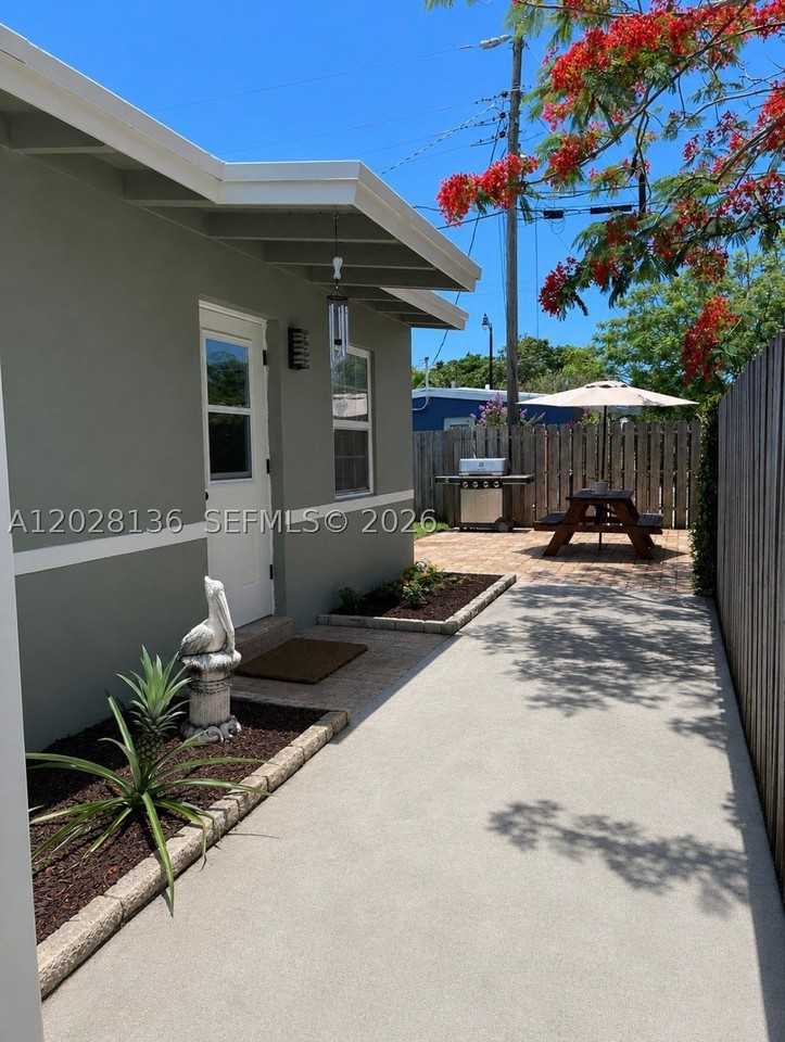 810 Ne 3rd Ave