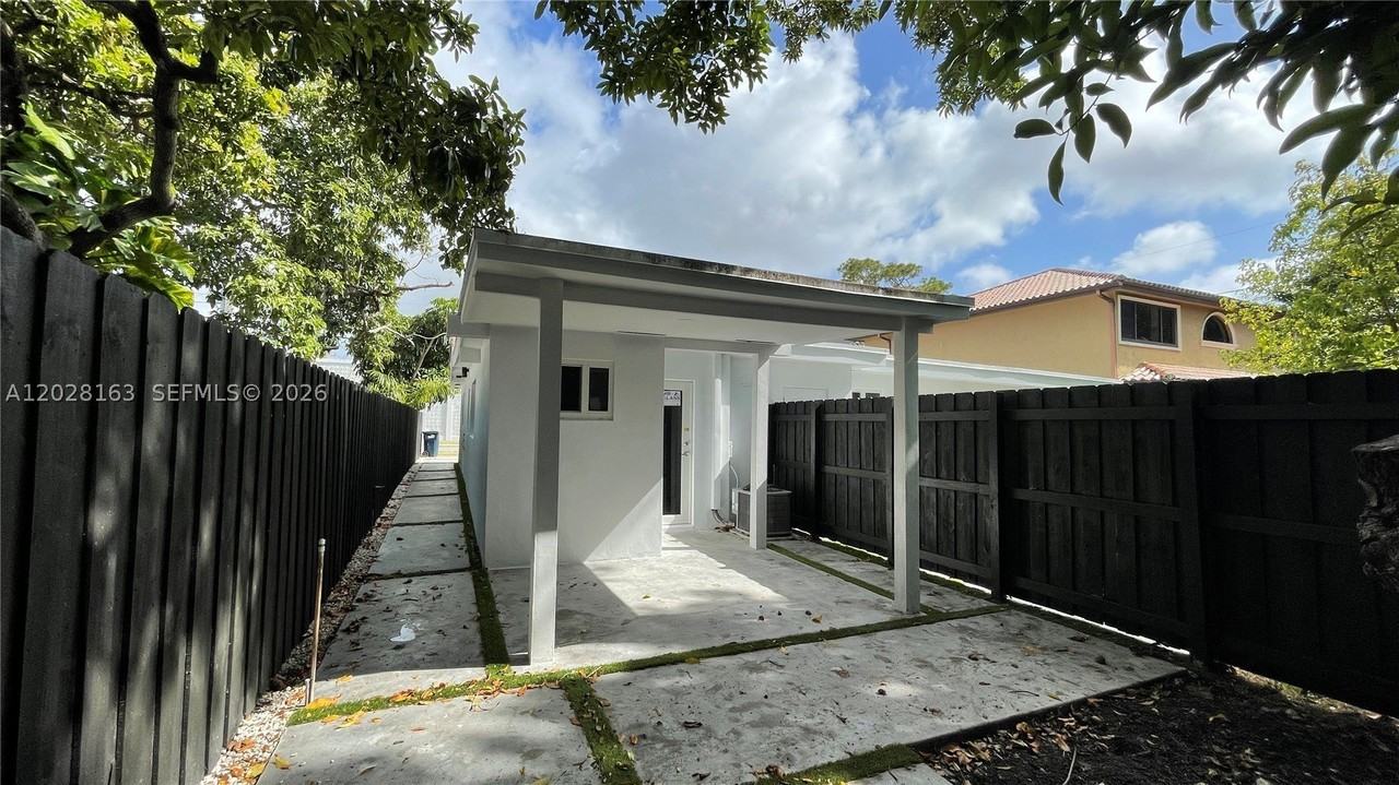 4290 Sw 9th St #B - Photo 4 of 18