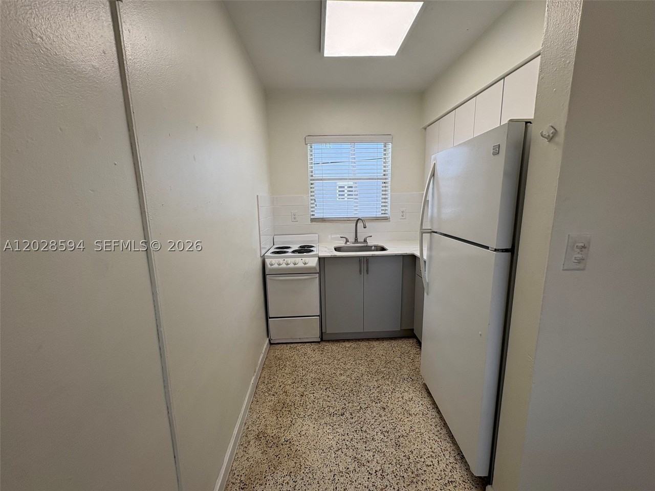 320 W 10th St #3 - Photo 4 of 12