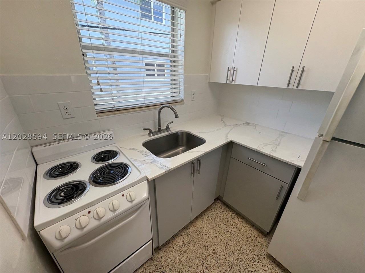 320 W 10th St #3 - Photo 5 of 12