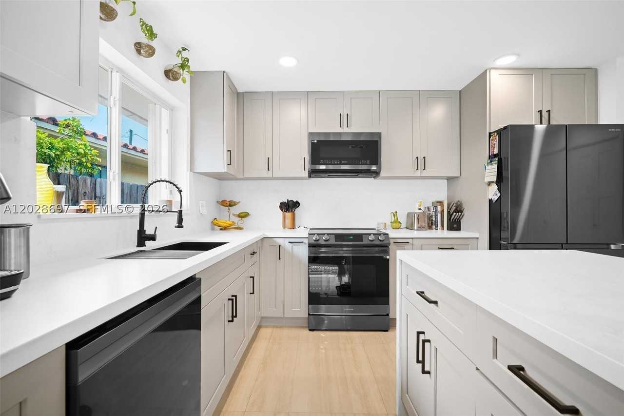 2231 Sw 63rd Ave - Photo 5 of 25