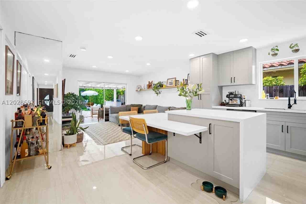 2231 Sw 63rd Ave - Photo 7 of 25