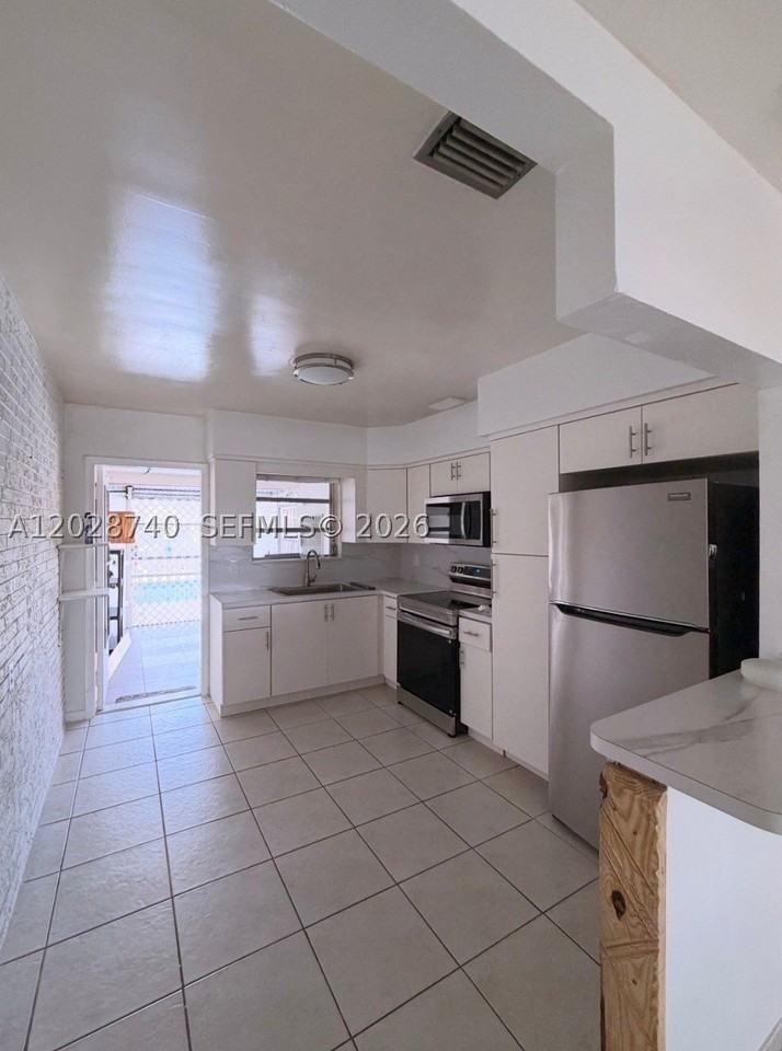 1077 Sw 2nd St #2 - Photo 5 of 14