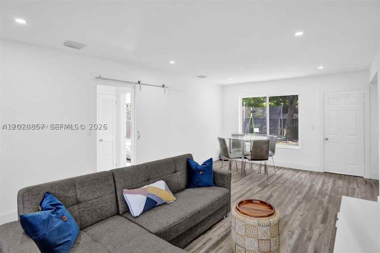 236 Nw 42nd St - Photo 6 of 50