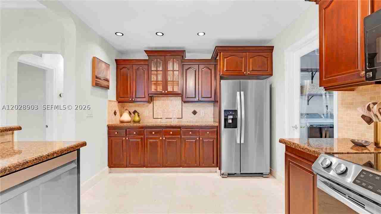 623 Ne 17th Way - Photo 3 of 23