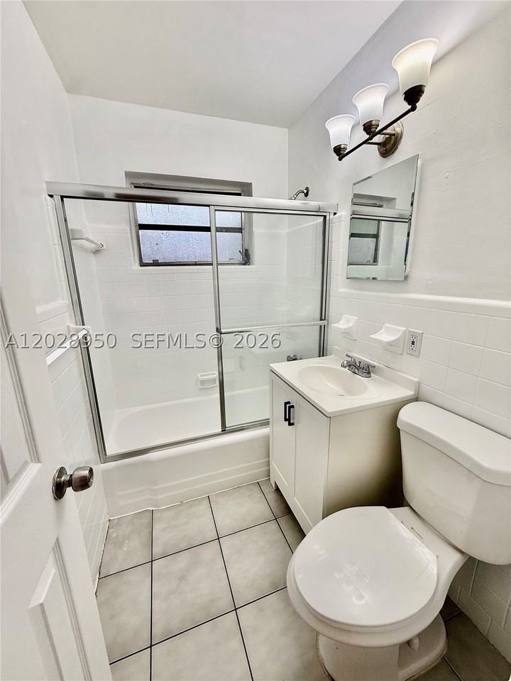 717 Sw 13th Ave #2 - Photo 4 of 10