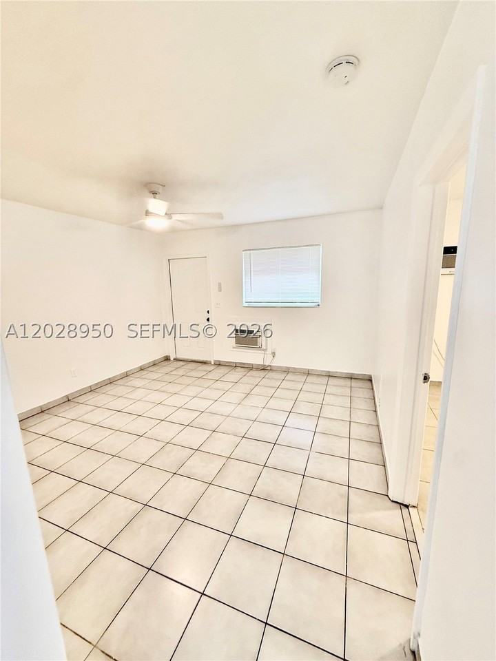 717 Sw 13th Ave #2 - Photo 5 of 10