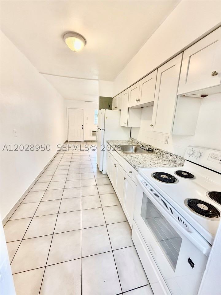 717 Sw 13th Ave #2 - Photo 7 of 10