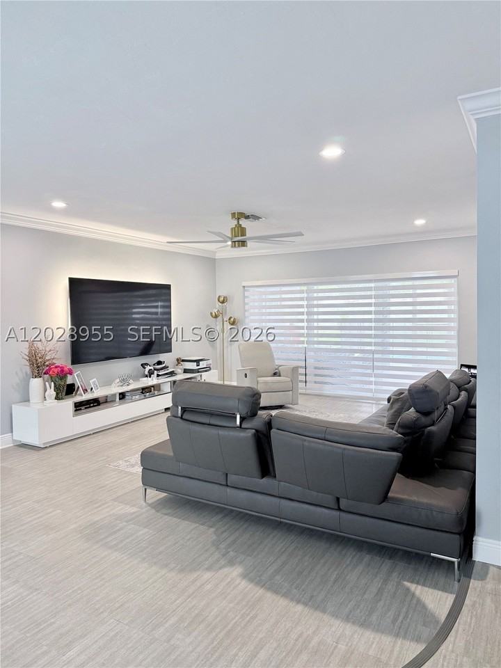5680 Sw 7th St - Photo 3 of 20