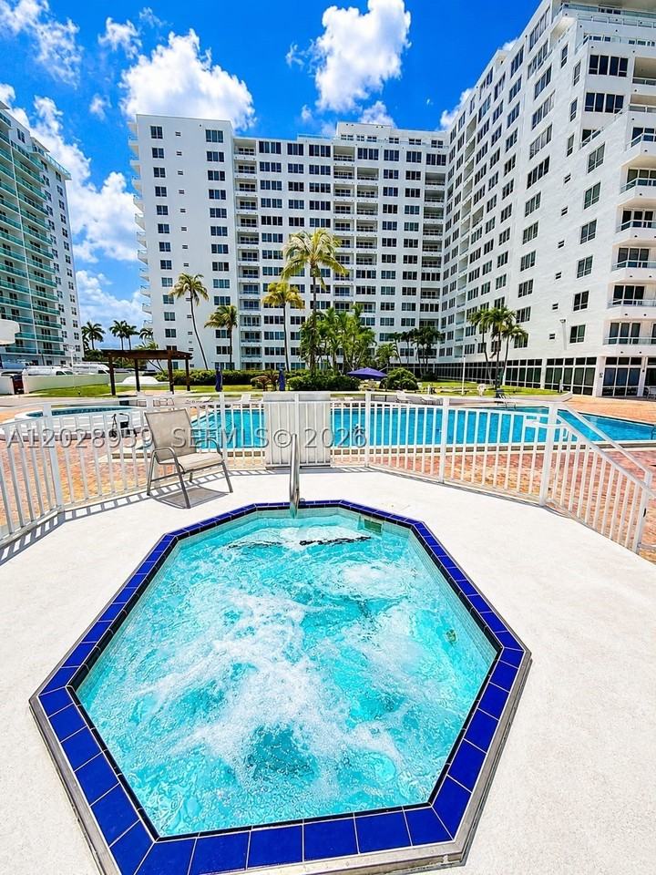 5005 Collins Ave #616 - Photo 4 of 35