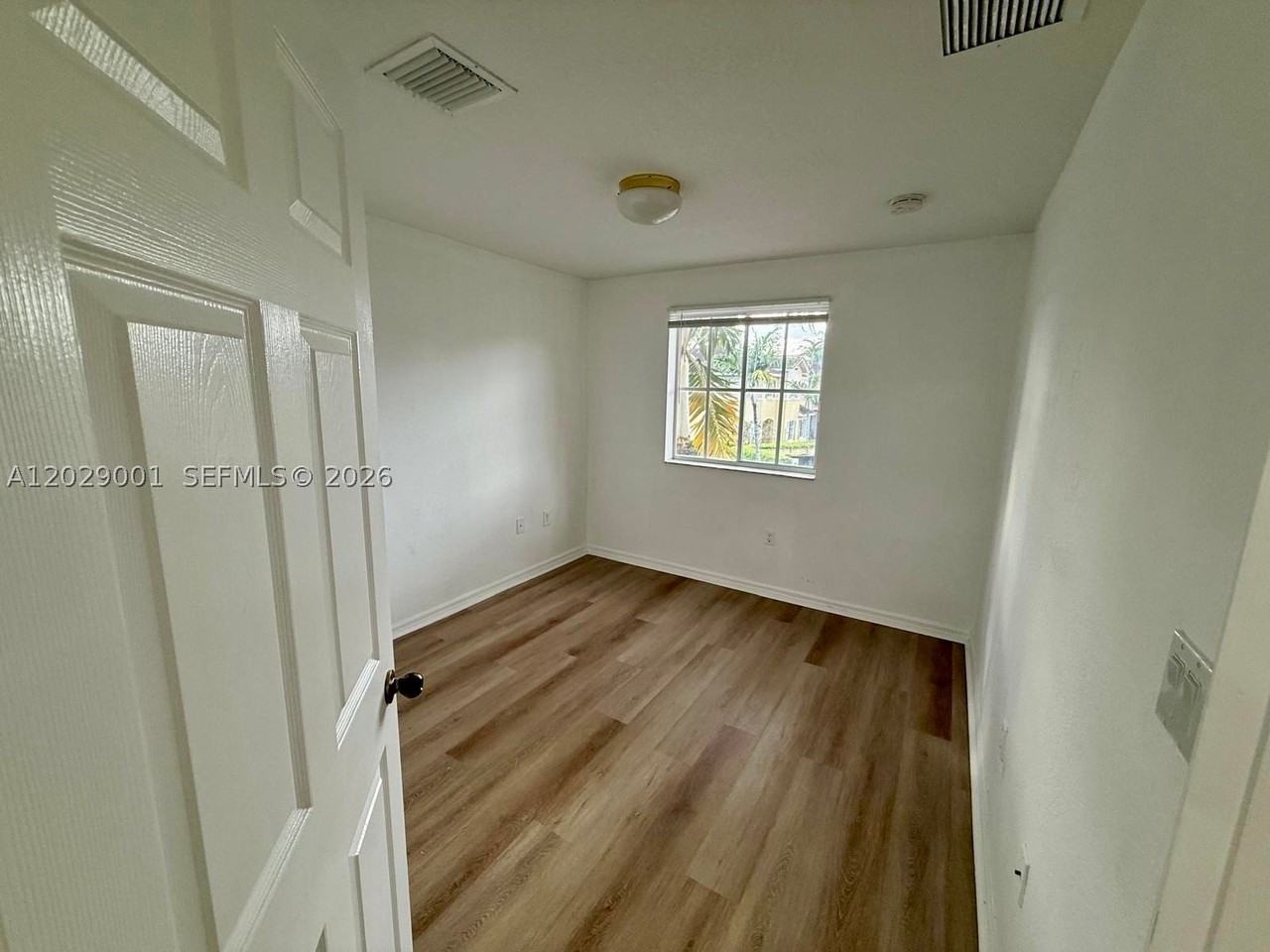 1934 Sw 60th Ave - Photo 3 of 18