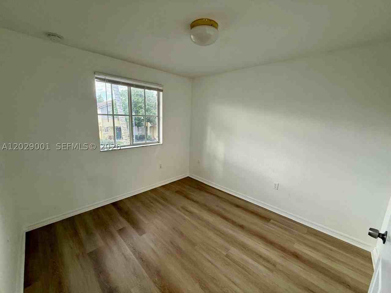 1934 Sw 60th Ave - Photo 4 of 18