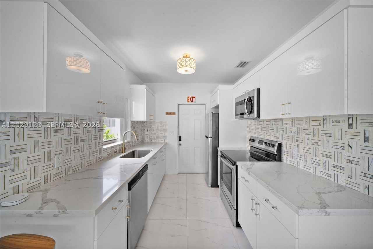 1625 Hollywood Blvd #2 - Photo 3 of 16