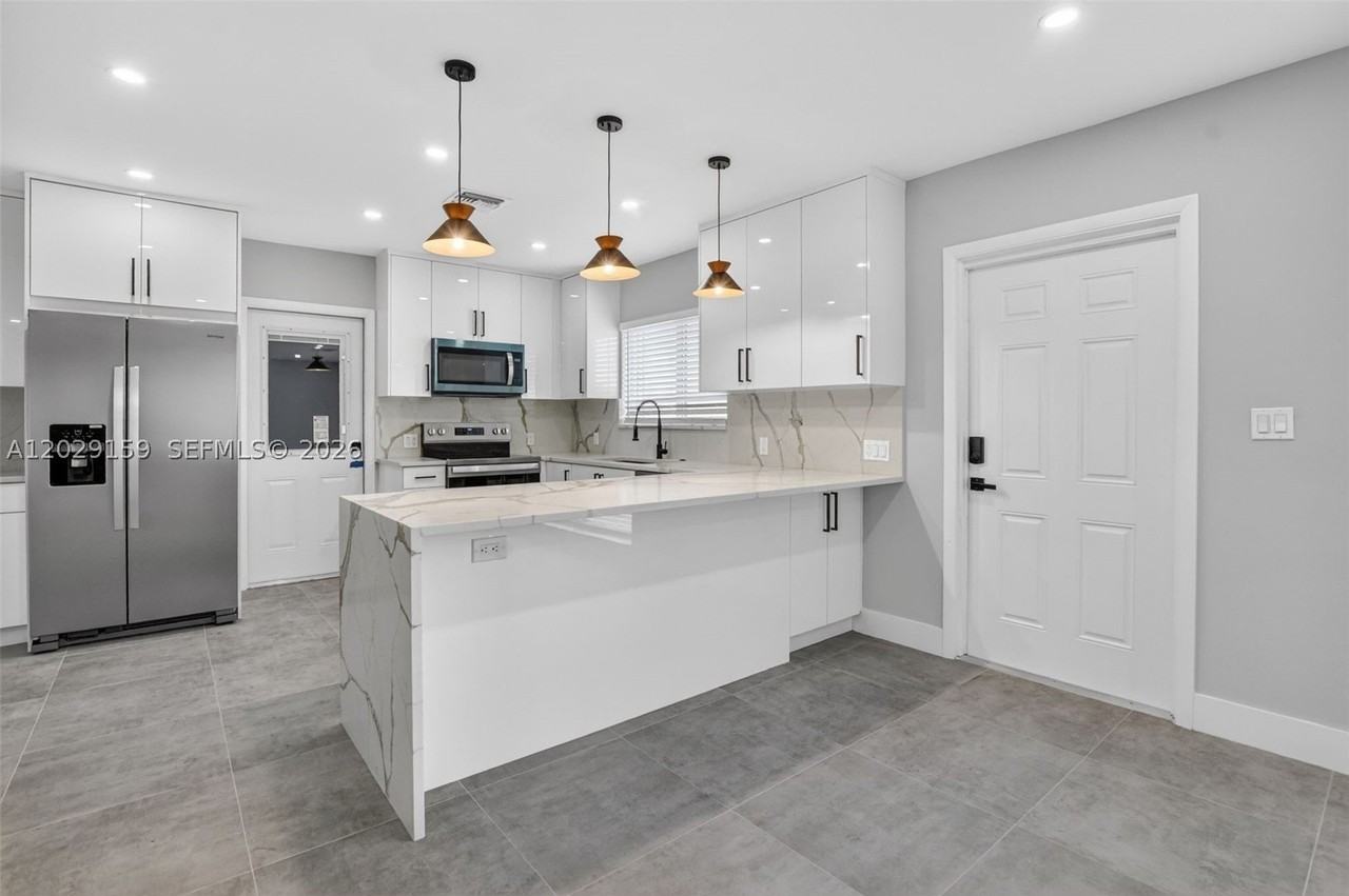1320 Se 10th St - Photo 2 of 45