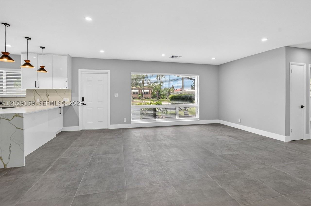 1320 Se 10th St - Photo 6 of 45
