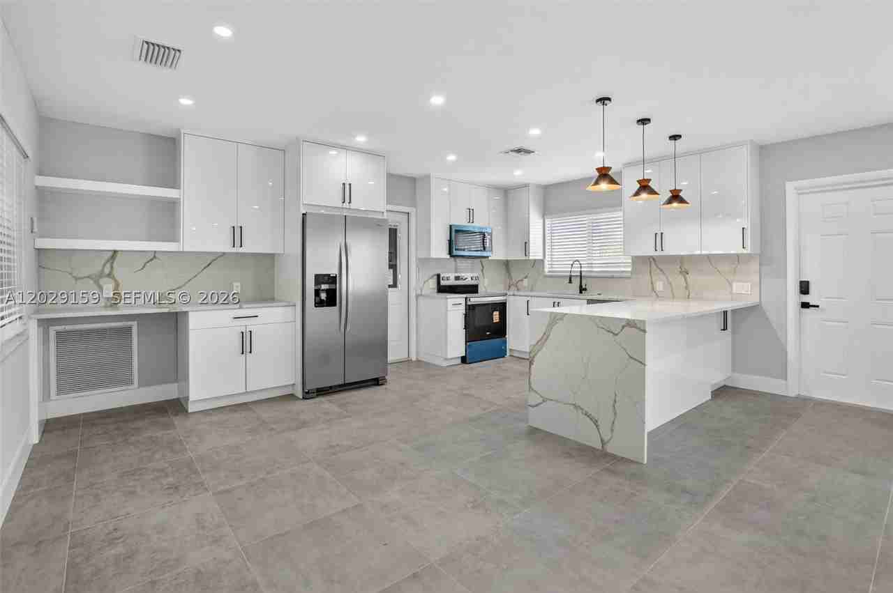 1320 Se 10th St - Photo 7 of 45