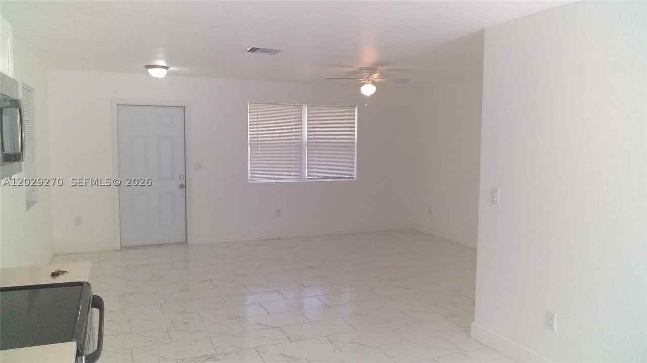 710 52nd St - Photo 4 of 31