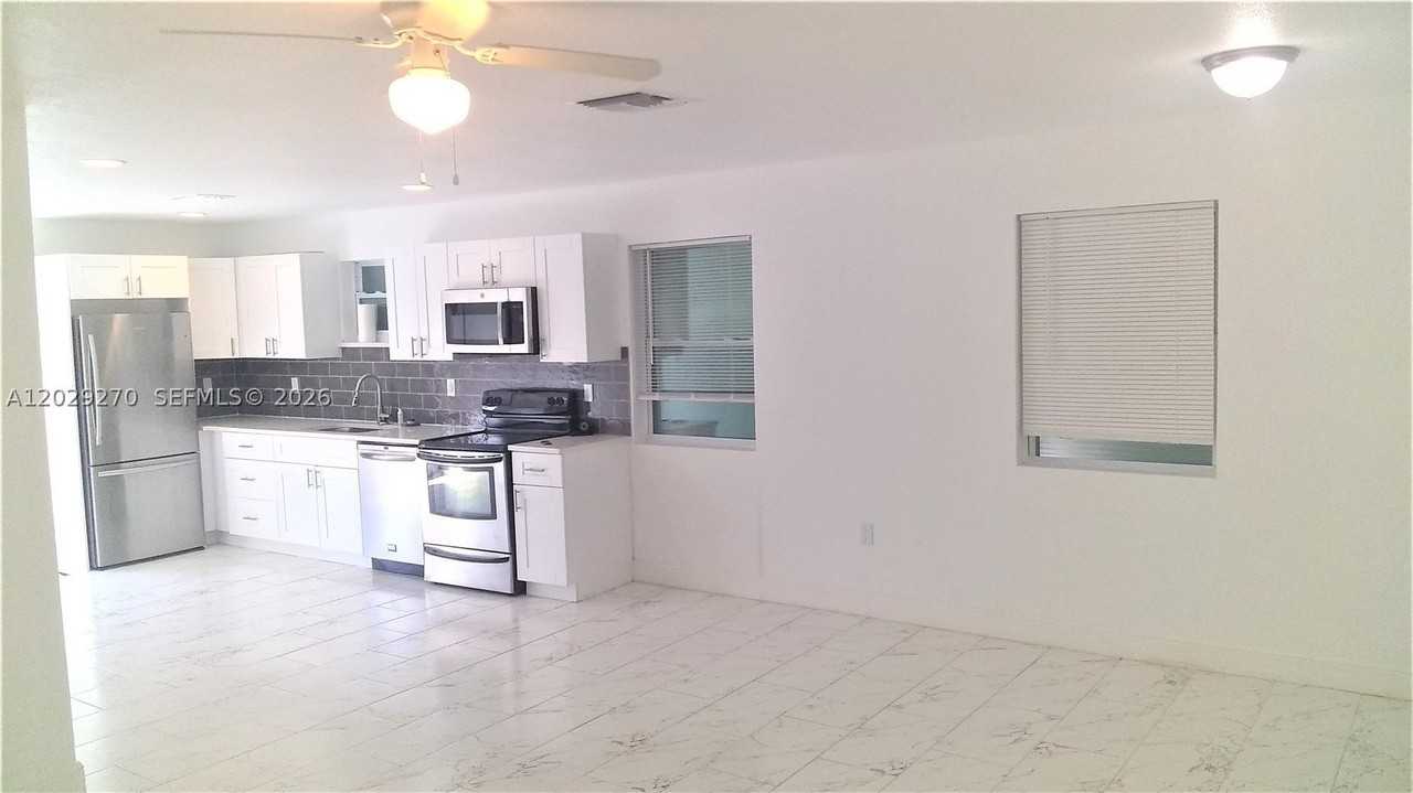 710 52nd St - Photo 5 of 31