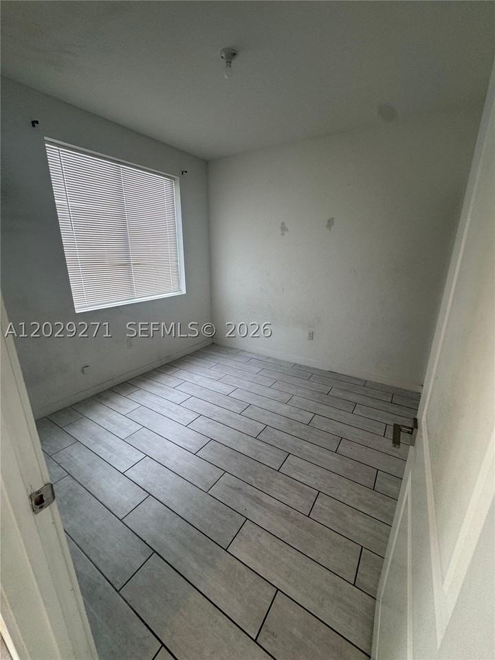 1048 Se 23rd Ter - Photo 5 of 12