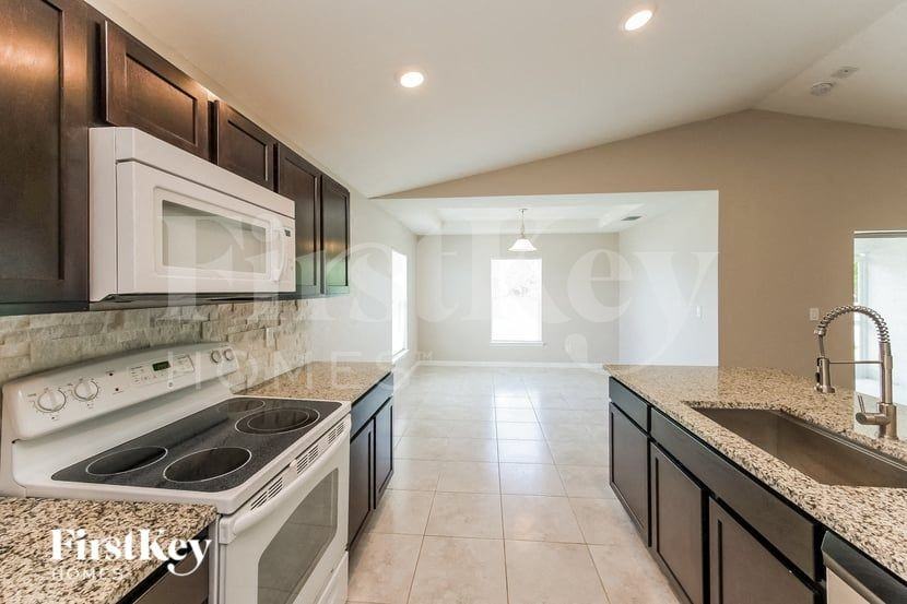 2808 Ne 2nd Pl - Photo 6 of 15